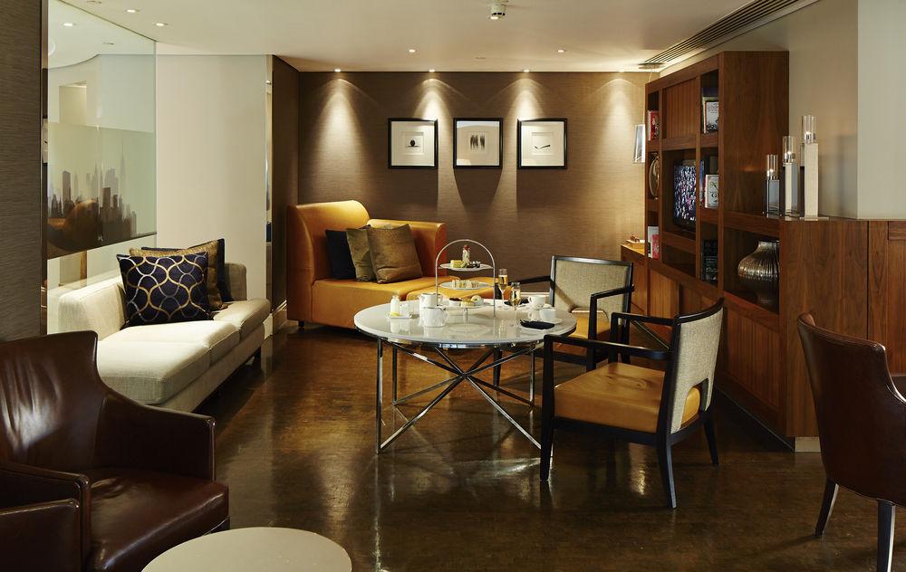 London Marriott Hotel Canary Wharf Dış mekan fotoğraf The interior of the club