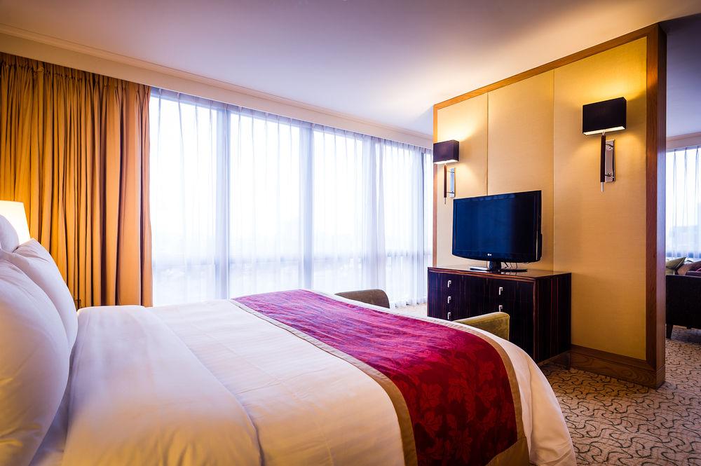 London Marriott Hotel Canary Wharf Dış mekan fotoğraf A bedroom at the hotel