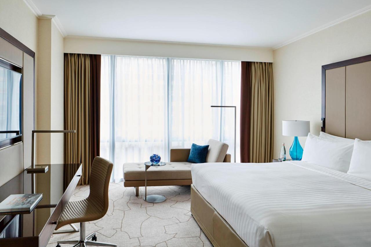 London Marriott Hotel Canary Wharf Dış mekan fotoğraf A guest room at the Westin Palace, Madrid