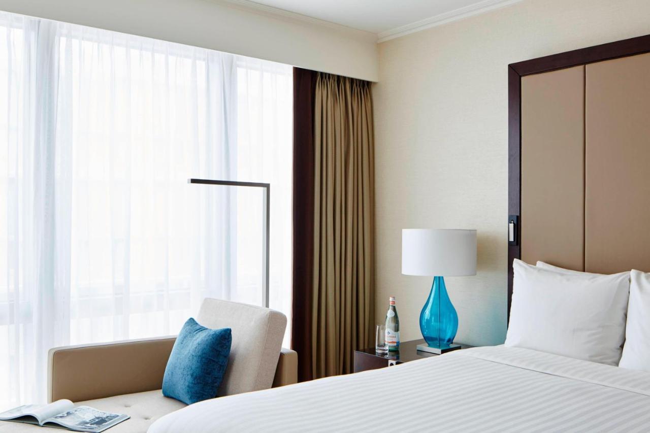 London Marriott Hotel Canary Wharf Dış mekan fotoğraf A bedroom at the hotel