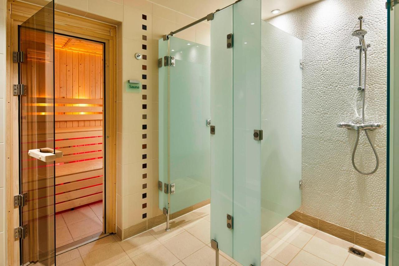 London Marriott Hotel Canary Wharf Dış mekan fotoğraf A shower door