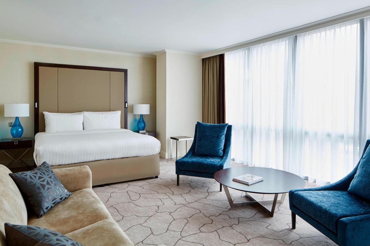 London Marriott Hotel Canary Wharf Dış mekan fotoğraf A suite at the Conrad London St. George's Wharf