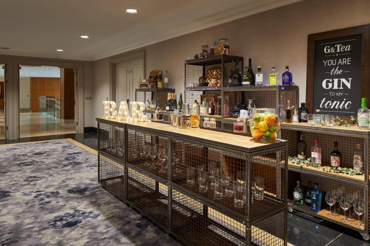 London Marriott Hotel Canary Wharf Dış mekan fotoğraf The bar at the 100 Queen's Gate