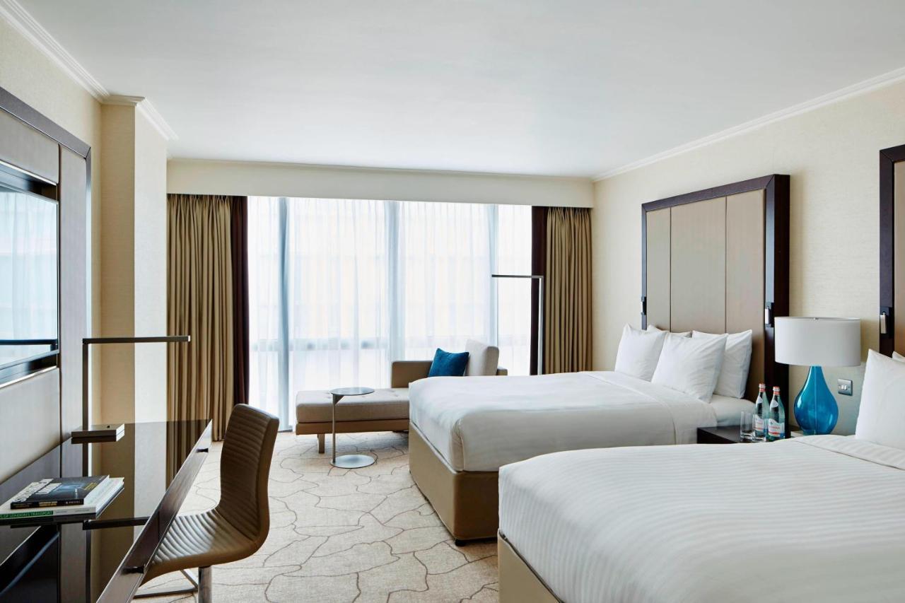 London Marriott Hotel Canary Wharf Dış mekan fotoğraf A guest room at the Conrad Dubai