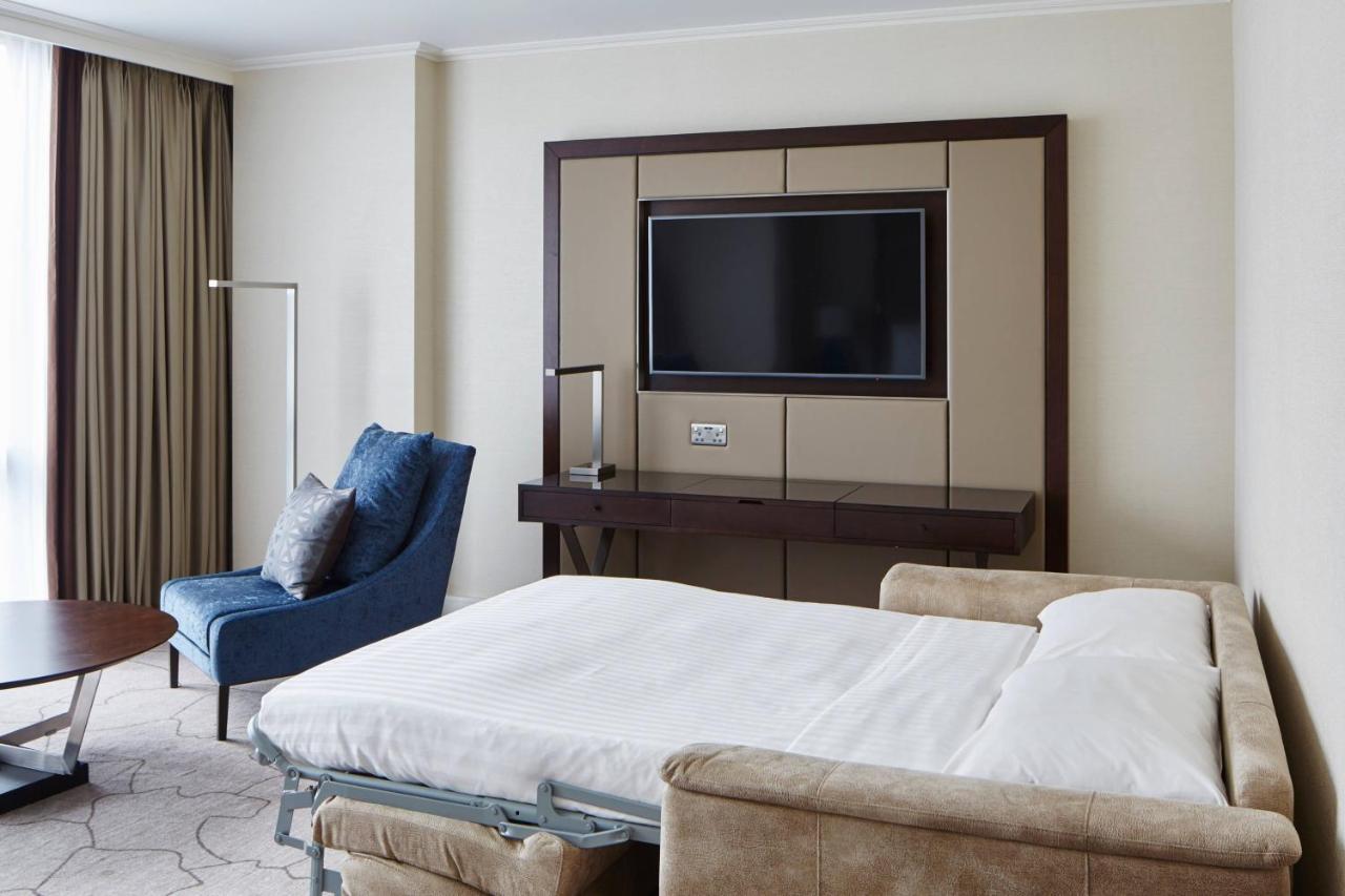 London Marriott Hotel Canary Wharf Dış mekan fotoğraf A sofa bed