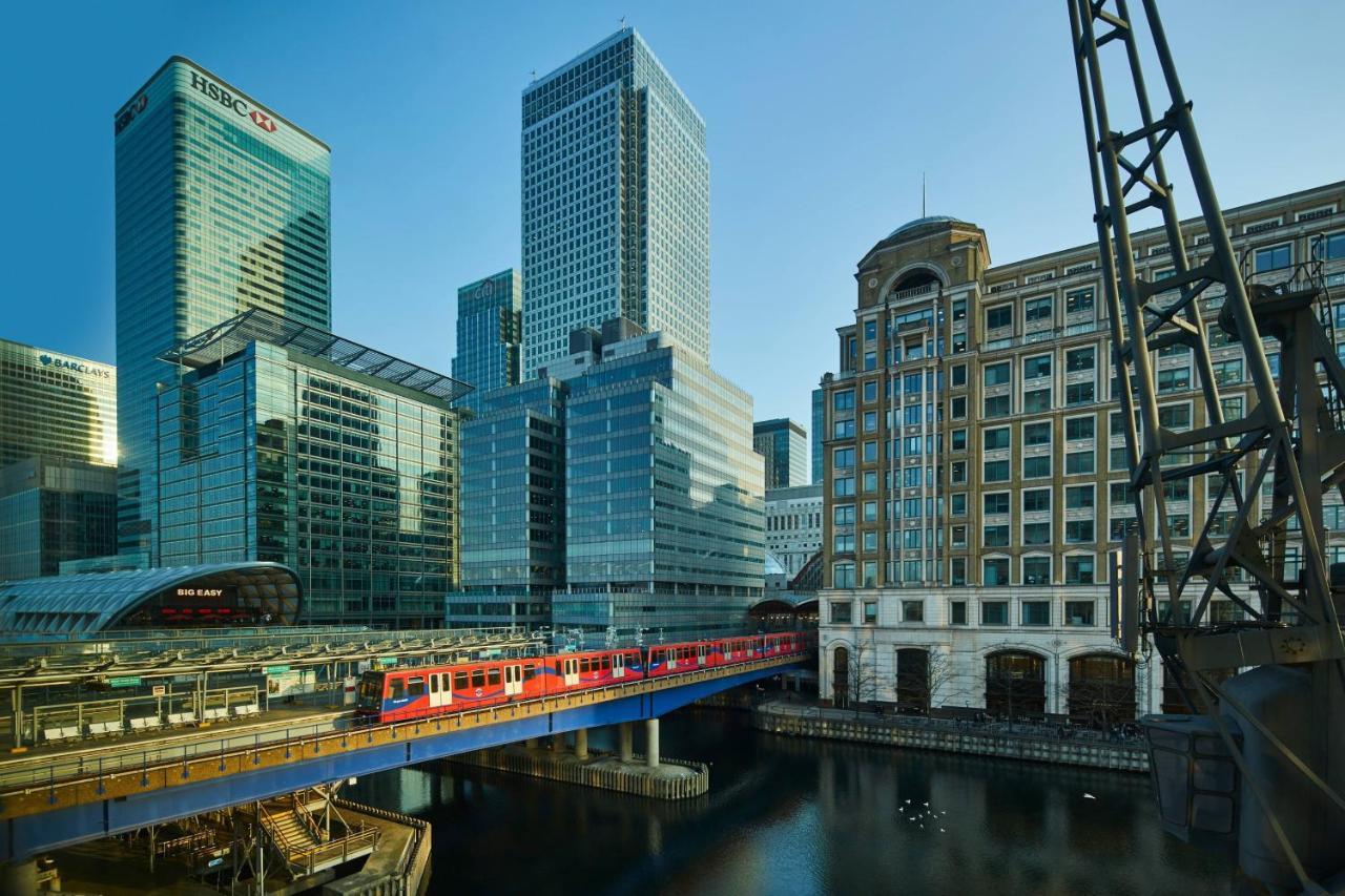 London Marriott Hotel Canary Wharf Dış mekan fotoğraf The DLR at West India Quay