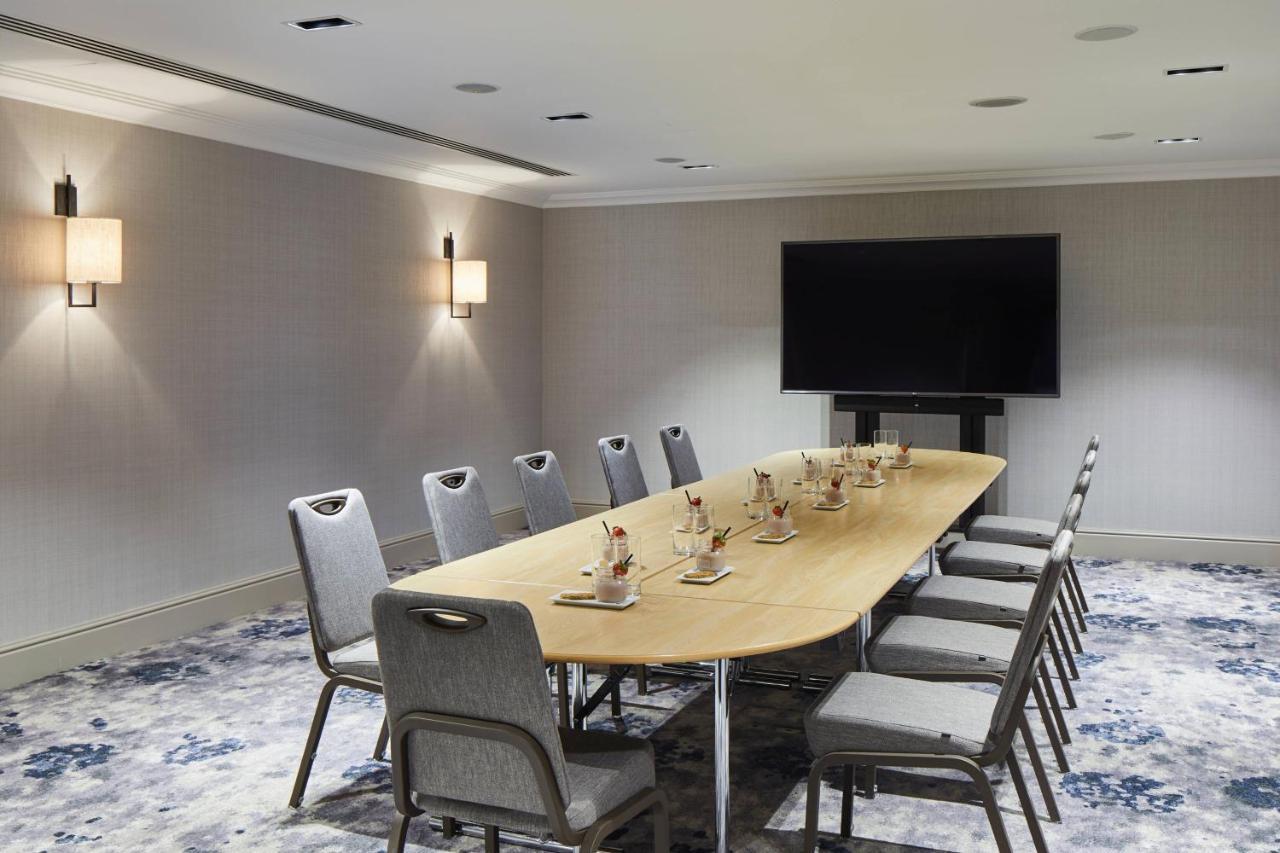 London Marriott Hotel Canary Wharf Dış mekan fotoğraf A meeting room at the hotel