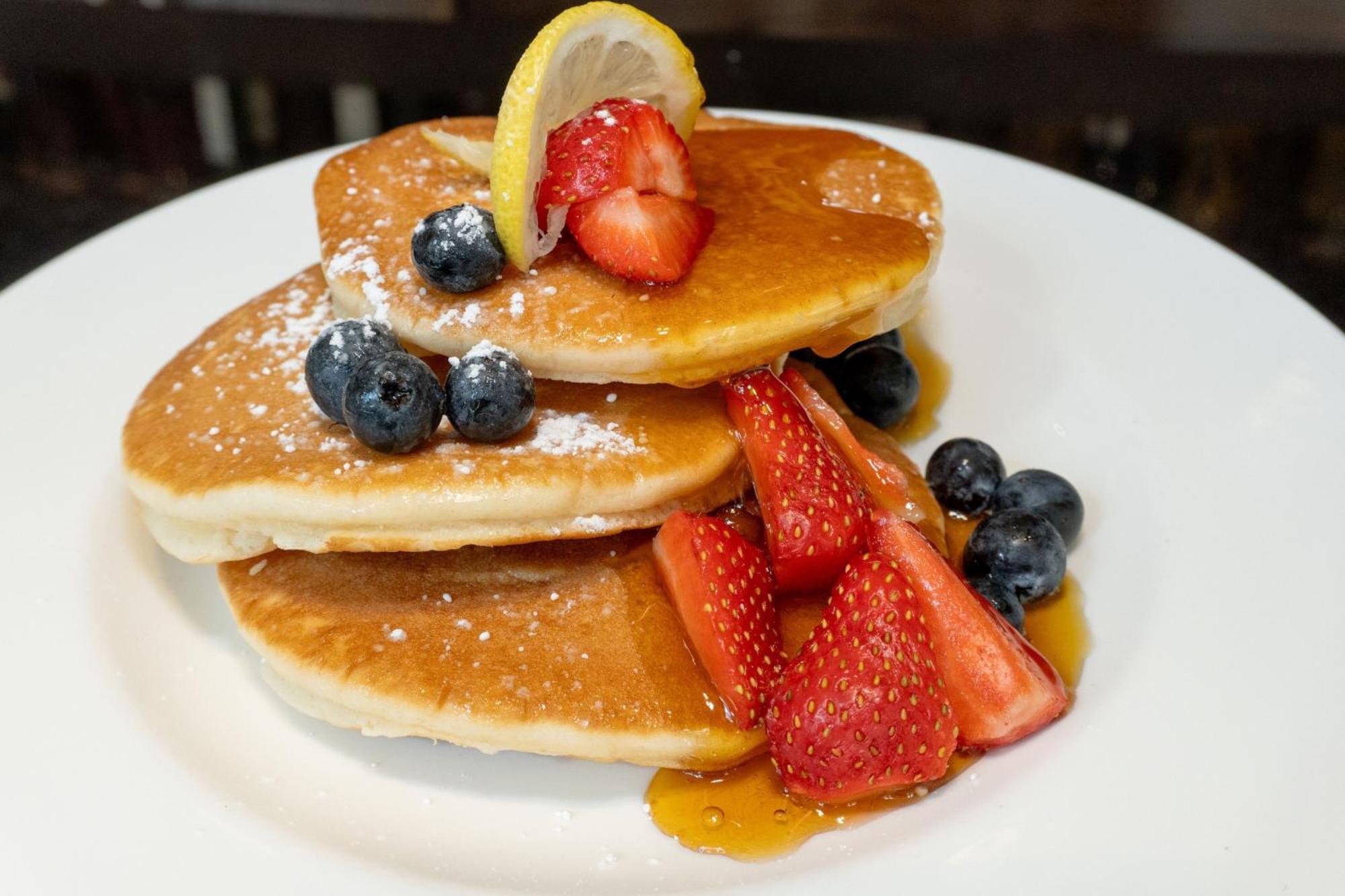London Marriott Hotel Canary Wharf Dış mekan fotoğraf American pancakes with fruit and maple syrup