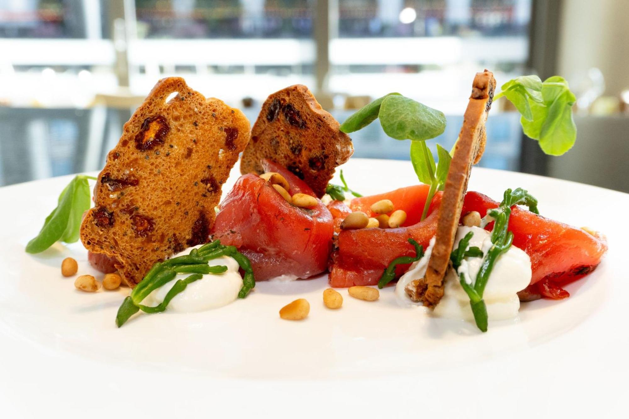 London Marriott Hotel Canary Wharf Dış mekan fotoğraf A tomato salad with mozzarella cheese