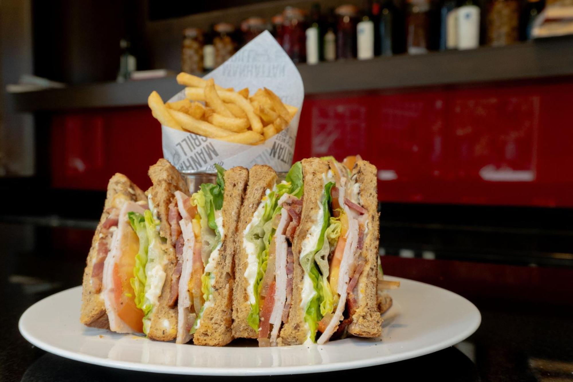 London Marriott Hotel Canary Wharf Dış mekan fotoğraf A club sandwich