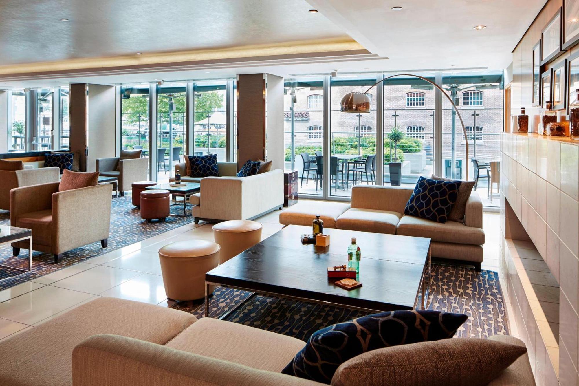 London Marriott Hotel Canary Wharf Dış mekan fotoğraf The lounge at the hotel