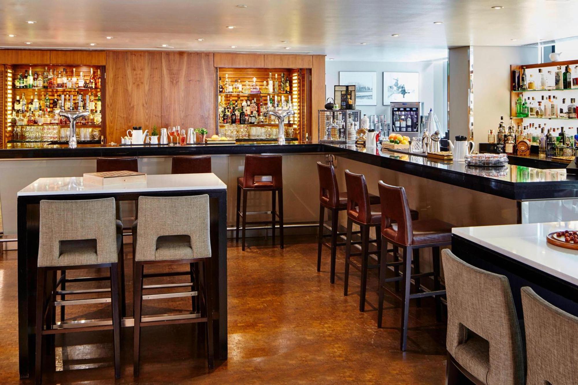 London Marriott Hotel Canary Wharf Dış mekan fotoğraf The bar at the Connaught