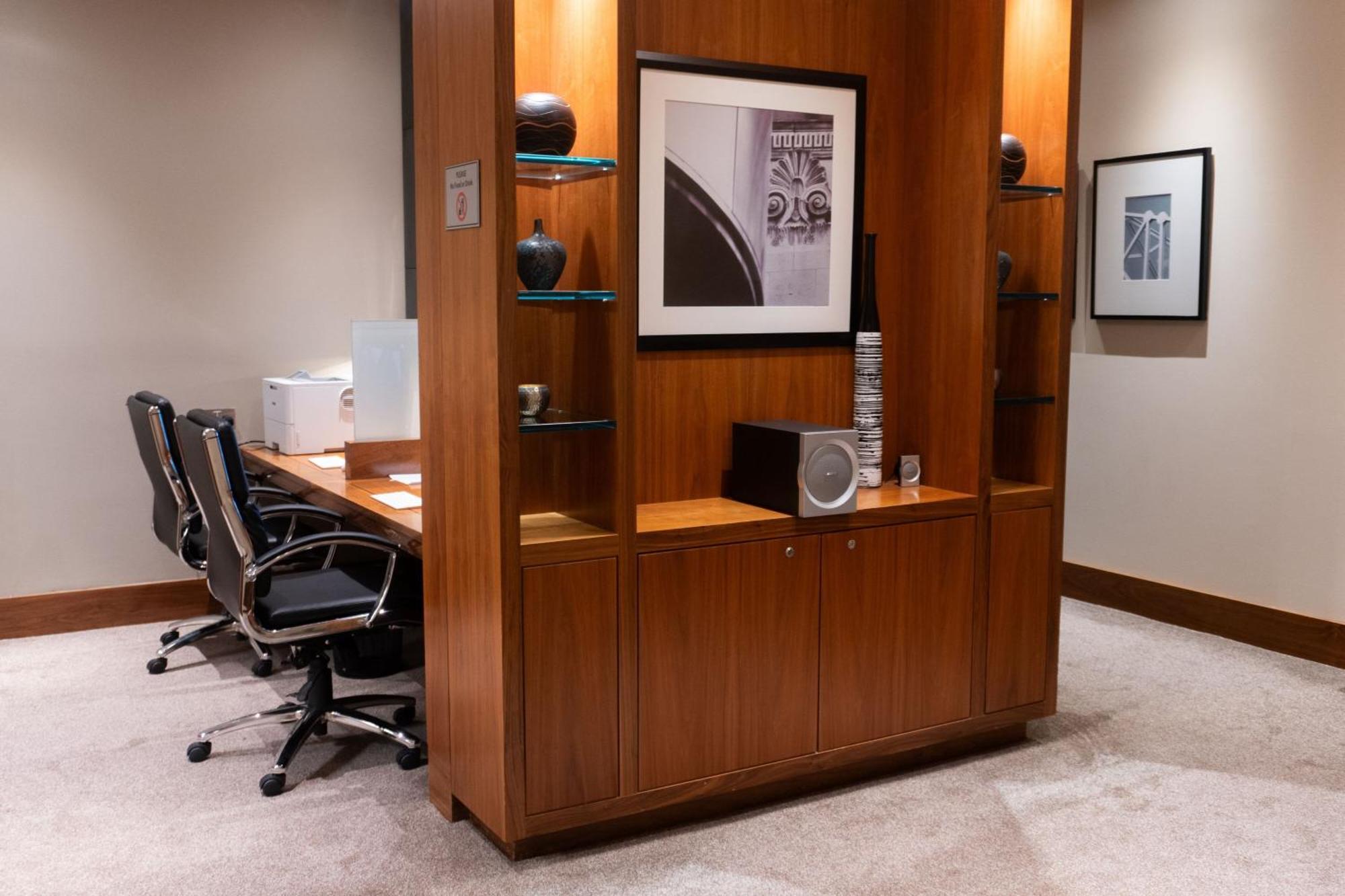 London Marriott Hotel Canary Wharf Dış mekan fotoğraf A typical office at the airport
