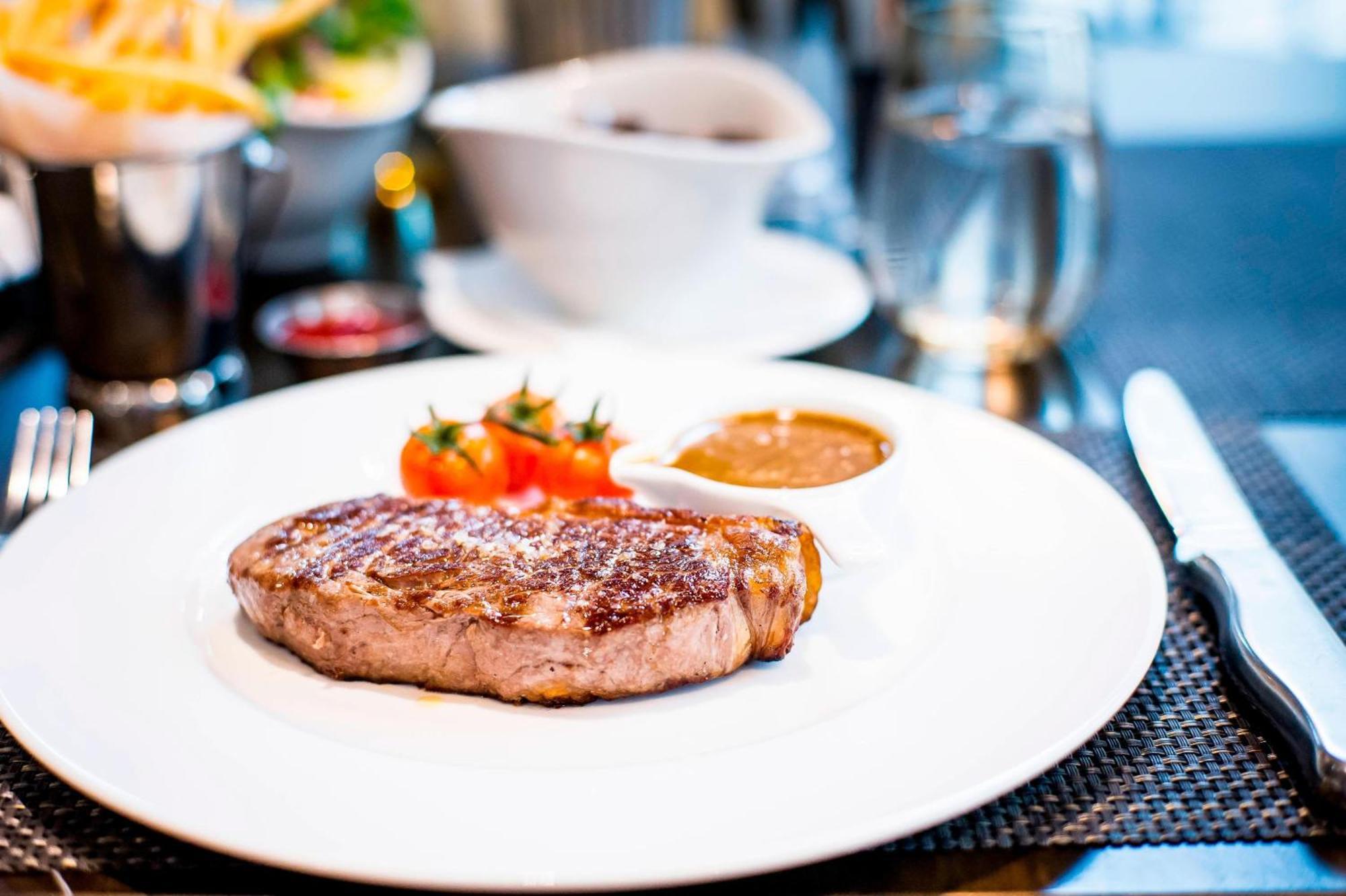 London Marriott Hotel Canary Wharf Dış mekan fotoğraf A steak prepared in the French style