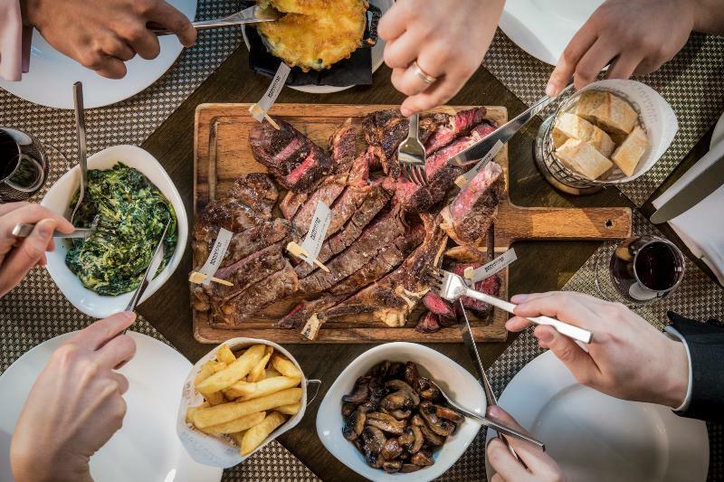 London Marriott Hotel Canary Wharf Dış mekan fotoğraf Sharing a steak