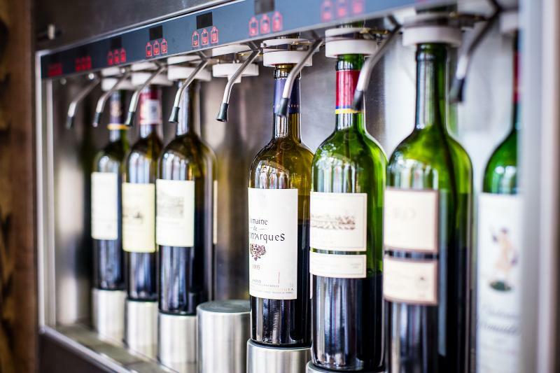 London Marriott Hotel Canary Wharf Dış mekan fotoğraf Wine dispensing machine